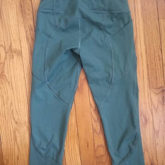 High Waisted Victoria’s Secret Workout Capri Legging-knockout - Picture 4 of 5